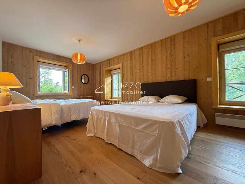 Maison - 196 m² - 8 pièces