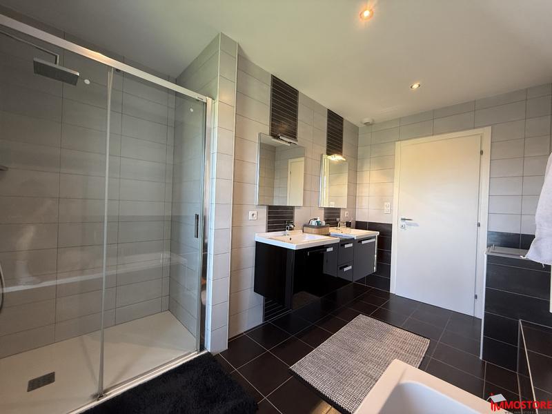 Maison - 210 m² - 7 pièces