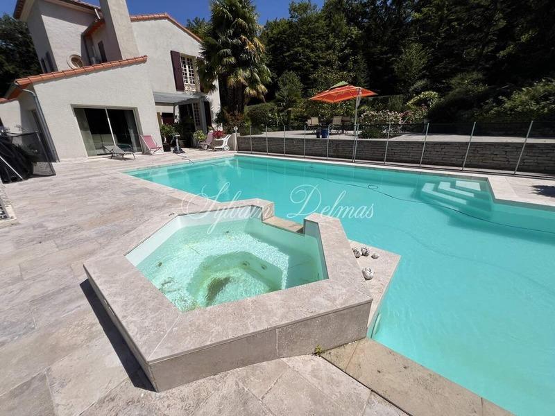 Maison - 220 m² - 7 pièces