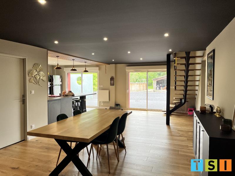 Maison - 210 m² - 8 pièces