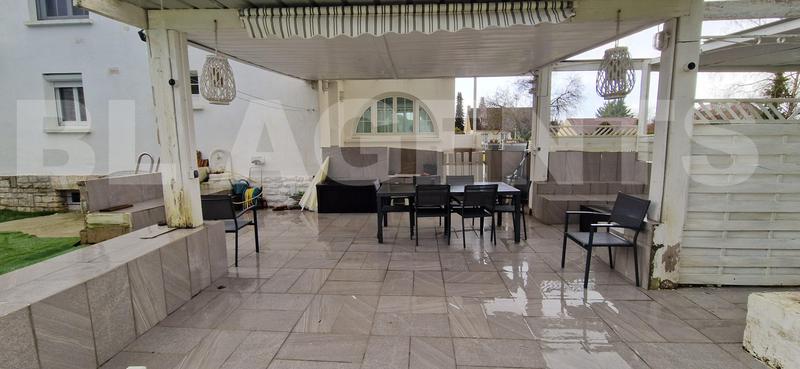 Propriété - 244 m² - 10 pièces