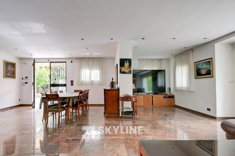 Villa - 285 m² - 9 pièces