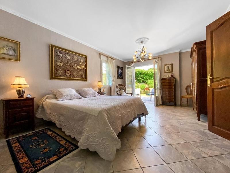 Maison - 223 m² - 9 pièces