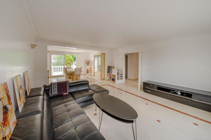 Maison - 300 m² - 16 pièces