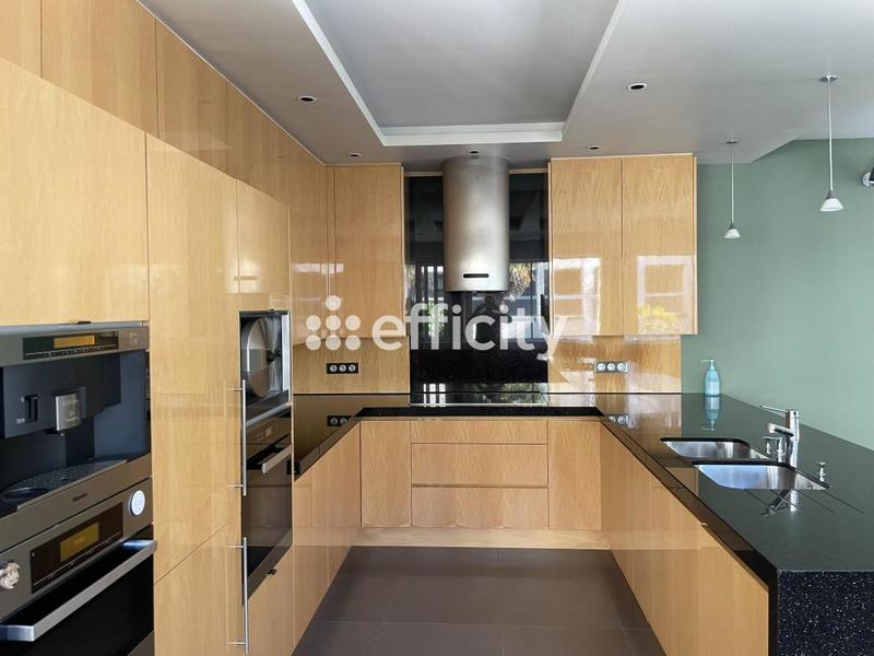 Maison - 392 m² - 10 pièces