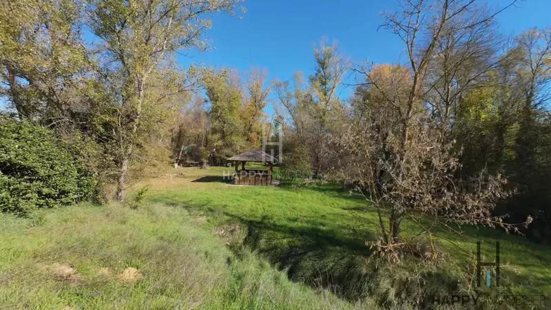 Propriété - 421 m² - 10 pièces