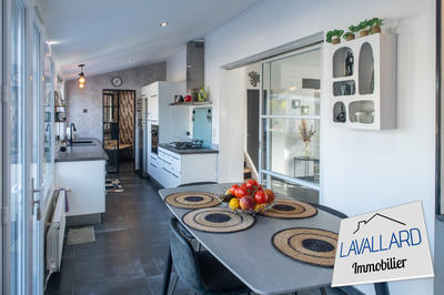 Maison - 260 m² - 10 pièces