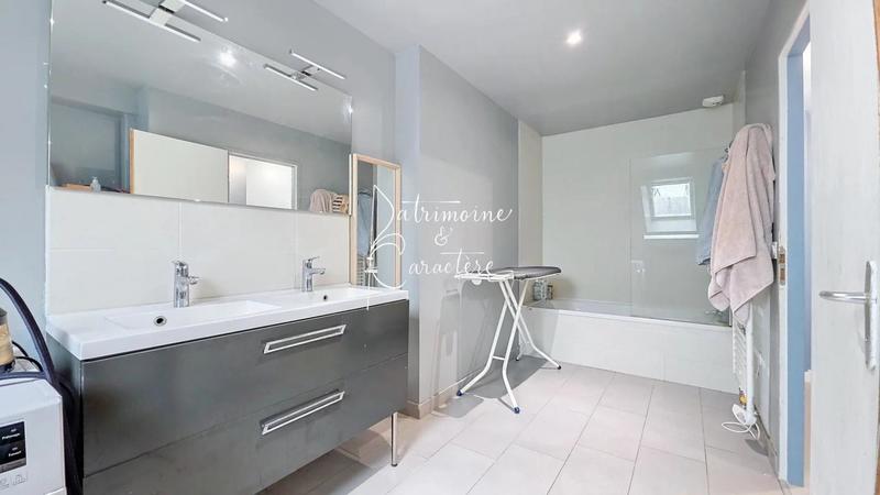 Maison - 215 m² - 9 pièces