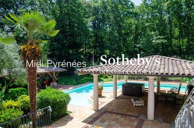 Maison - 661 m² - 19 pièces