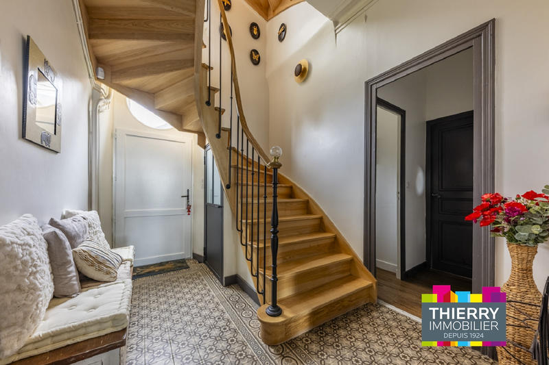 Demeure - 268 m² - 10 pièces