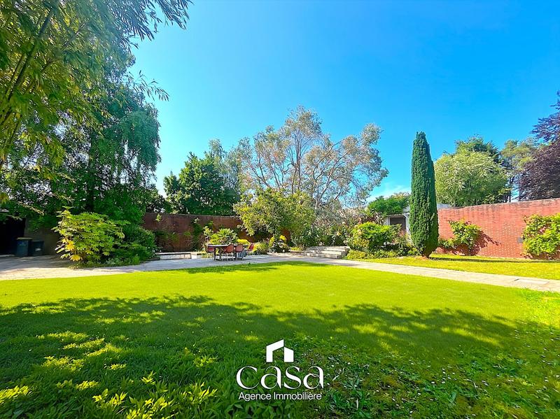 Maison - 408 m² - 9 pièces