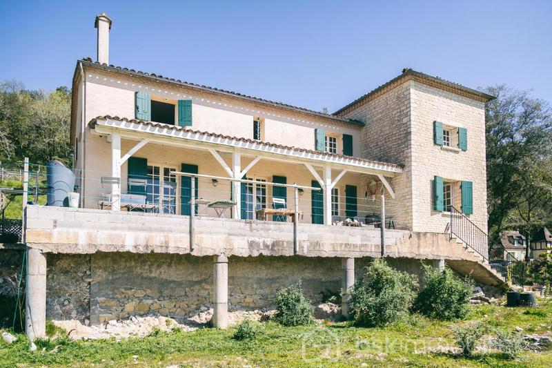 Propriété - 252 m² - 7 pièces