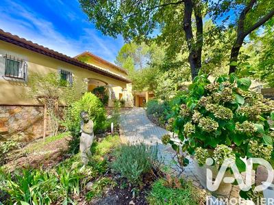 Maison - 250 m² - 6 pièces