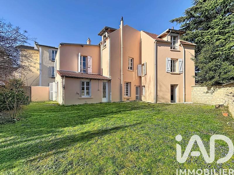 Maison - 228 m² - 9 pièces