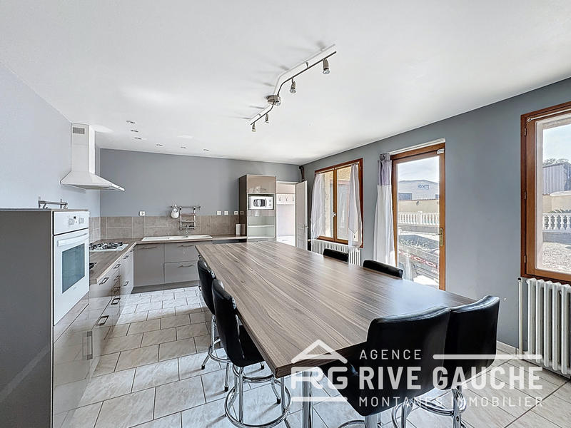 Maison - 258 m² - 10 pièces