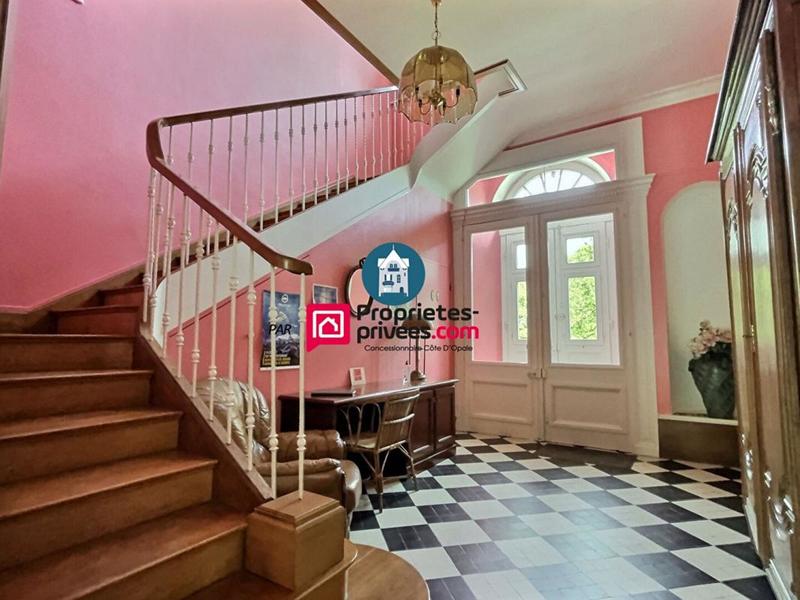 Maison - 600 m² - 32 pièces