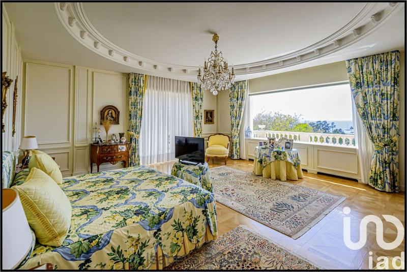 Maison - 555 m² - 15 pièces