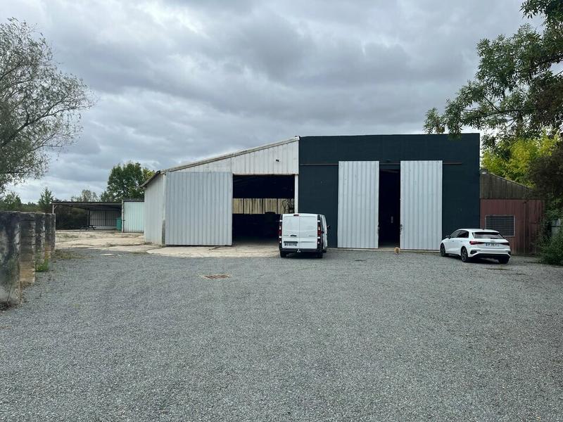 Local d'activité / Entrepôt - 857 m²