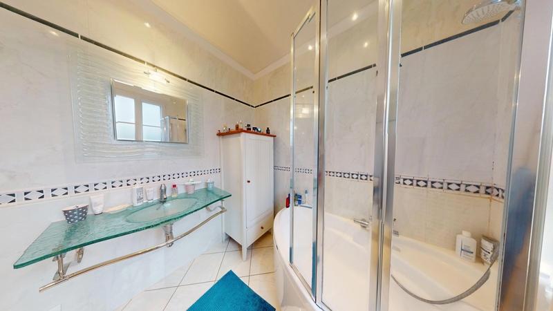 Maison - 230 m² - 6 pièces