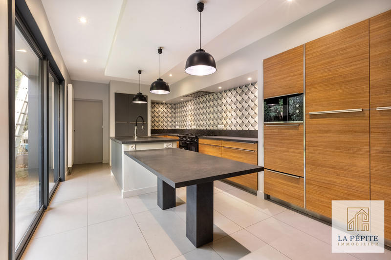 Maison - 306 m² - 10 pièces