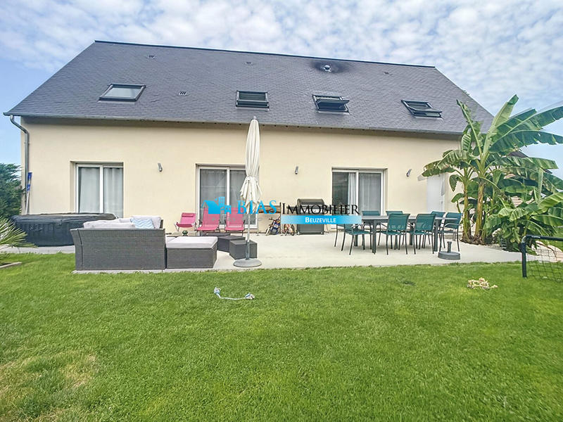 Maison traditionnelle - 195 m² - 8 pièces