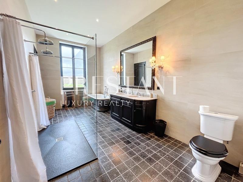 Maison - 655 m² - 14 pièces