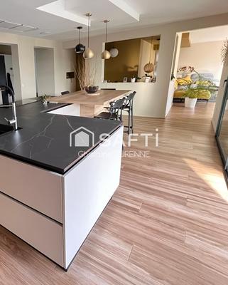 Maison - 305 m² - 8 pièces