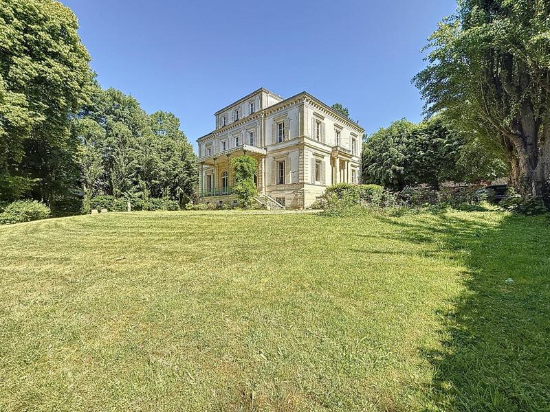 Appartement - 189 m² - 8 pièces