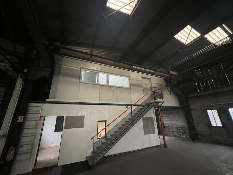 Entrepôt - 749 m²