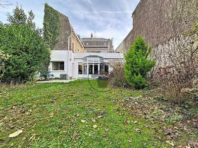 Maison - 250 m² - 9 pièces