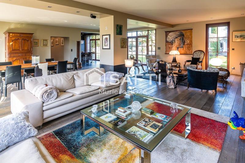 Maison - 750 m² - 11 pièces