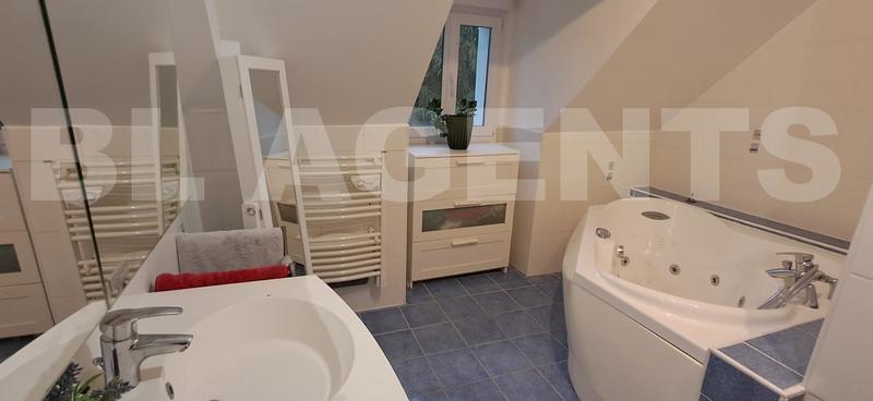 Maison - 239 m² - 10 pièces