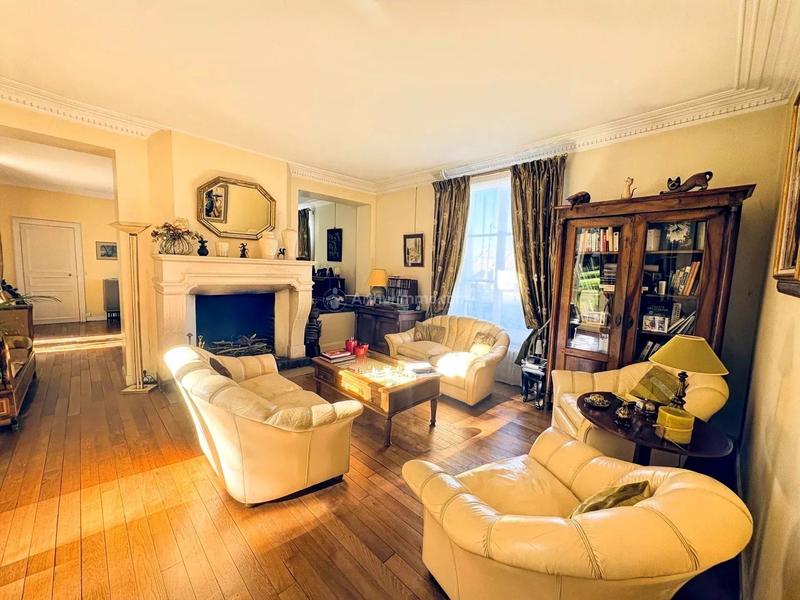 Maison - 214 m² - 8 pièces