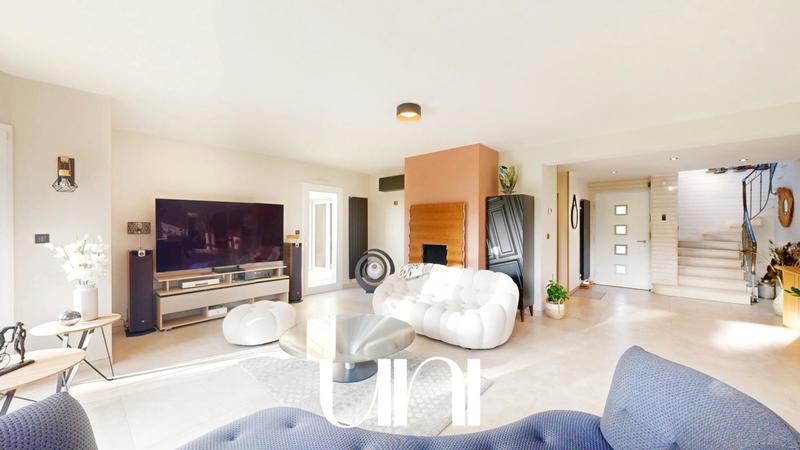 Maison - 220 m² - 6 pièces