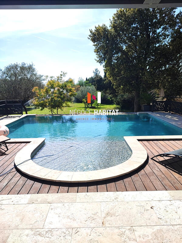 Villa - 307 m² - 12 pièces
