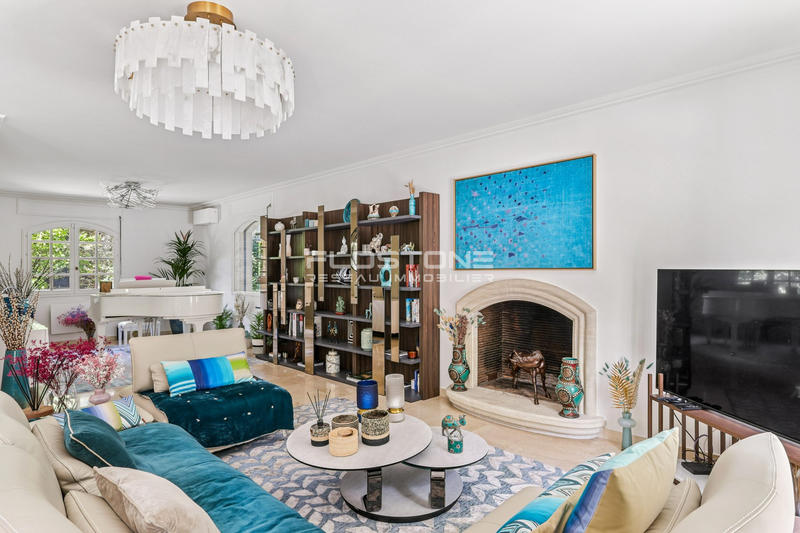 Maison - 240 m² - 8 pièces