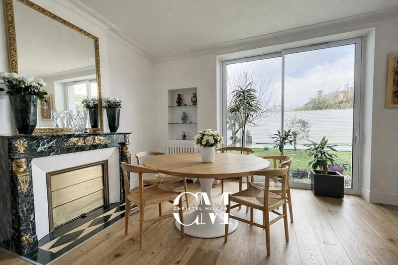 Maison - 240 m² - 8 pièces