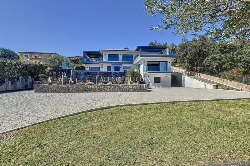 Maison traditionnelle - 280 m² - 6 pièces