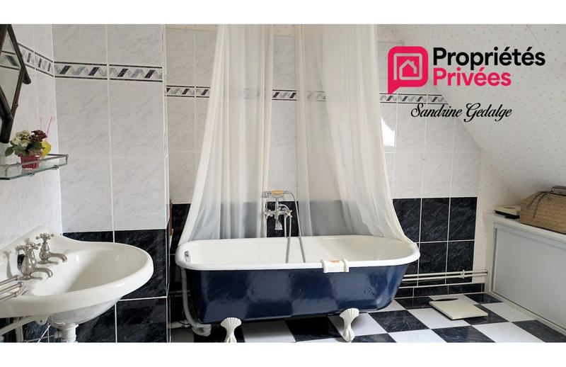 Maison - 195 m² - 9 pièces