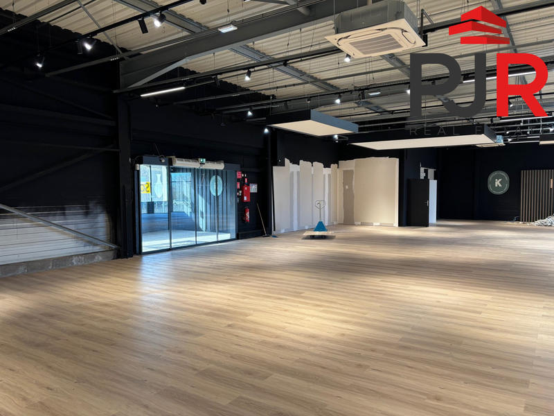 Local commercial - 1 360 m²
