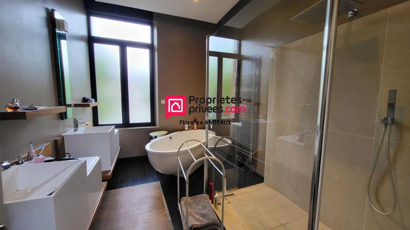 Maison - 326 m² - 8 pièces