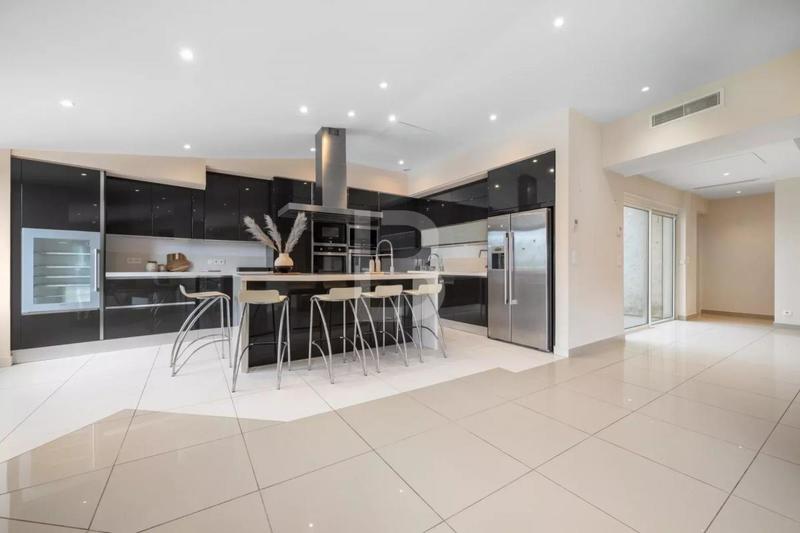 Villa - 587 m² - 8 pièces