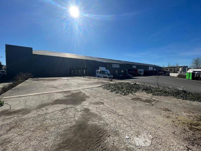 Entrepôt - 1 825 m²