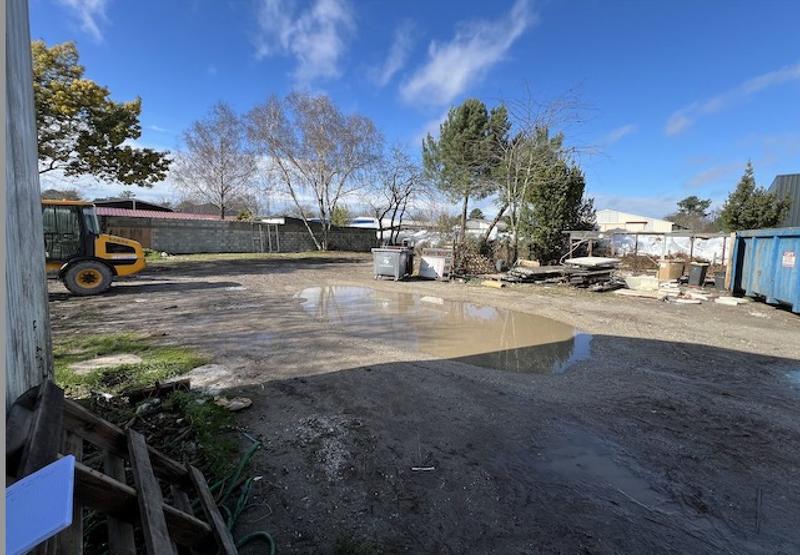 Local d'activités - 744 m²