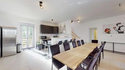 Chambre - 11 m² - 13 pièces