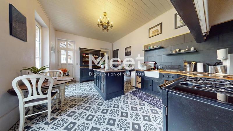 Propriété - 425 m² - 9 pièces