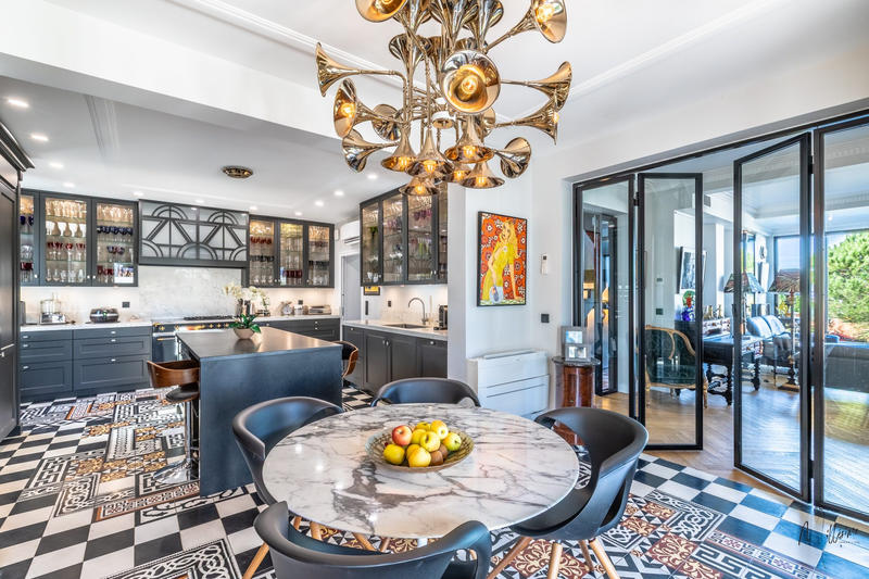 Maison - 425 m² - 12 pièces