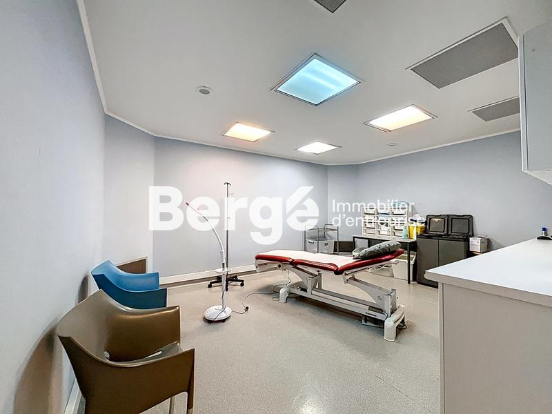 Local commercial - 235 m² - 18 pièces