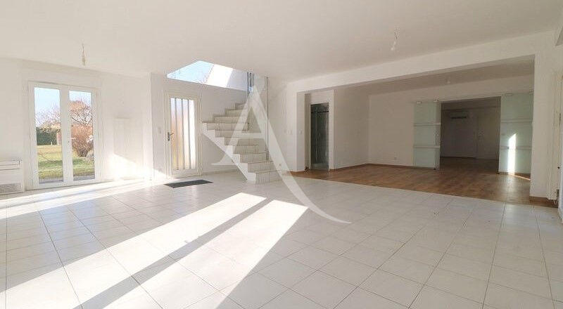 Maison - 240 m² - 7 pièces