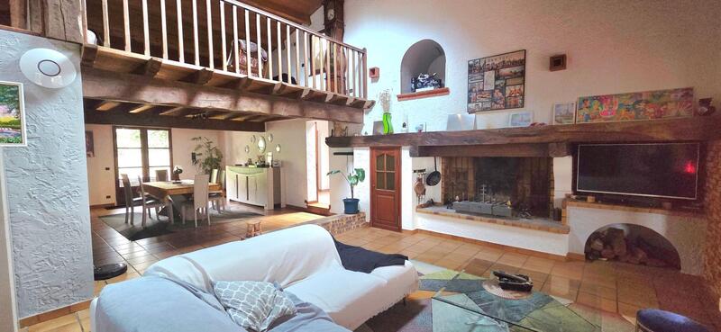 Maison - 242 m² - 5 pièces